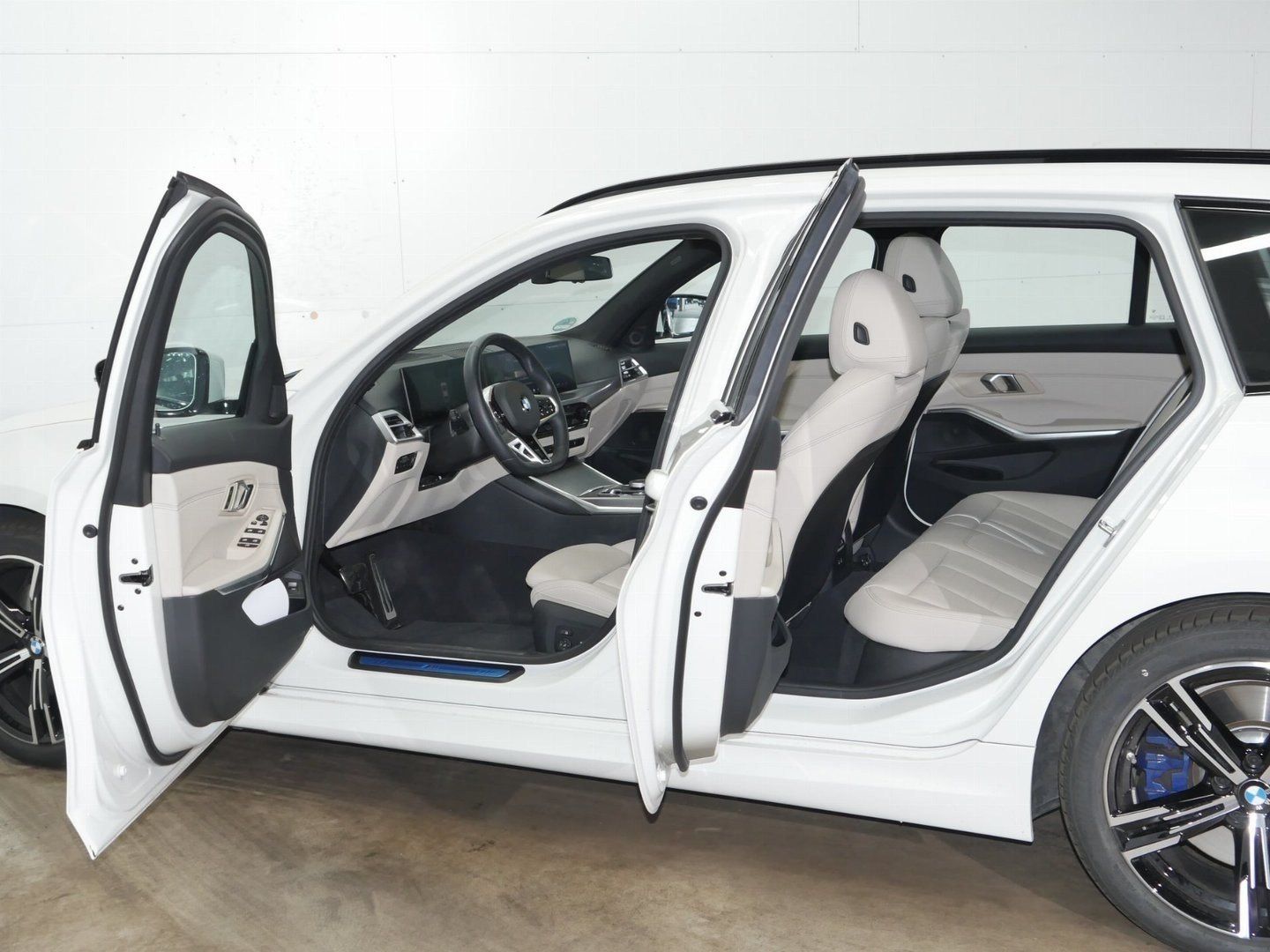 Fahrzeugabbildung BMW 330d xDrive M Sportpaket | Panorama-Glasdach