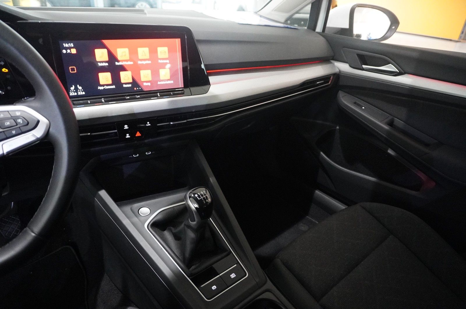 Fahrzeugabbildung Volkswagen Golf VIII Lim. 2.0 TDI LIFE NAVI/LED/VIRT./DAB+