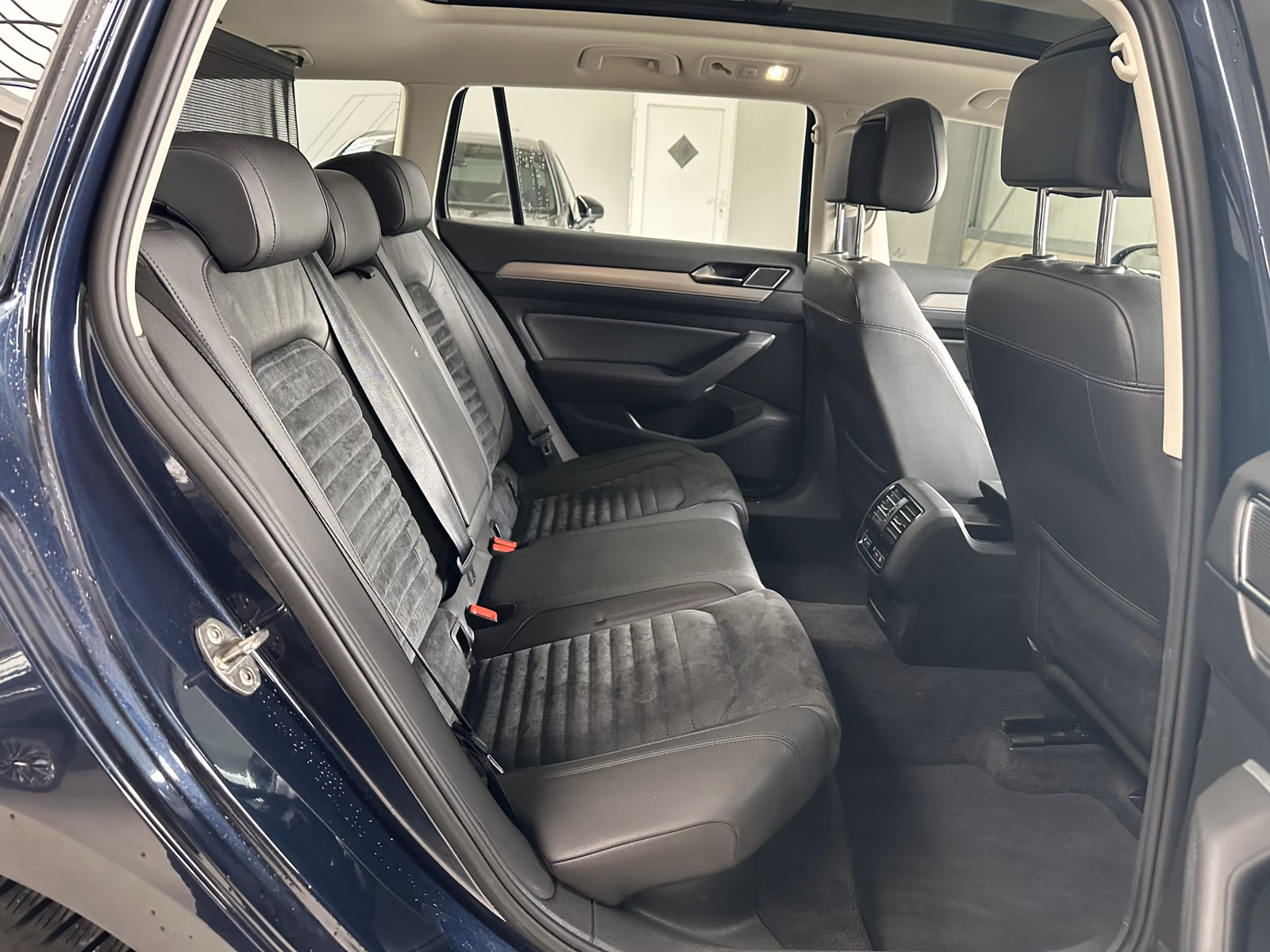 Volkswagen Passat Highline Pano AHK SHZ Navi ACC