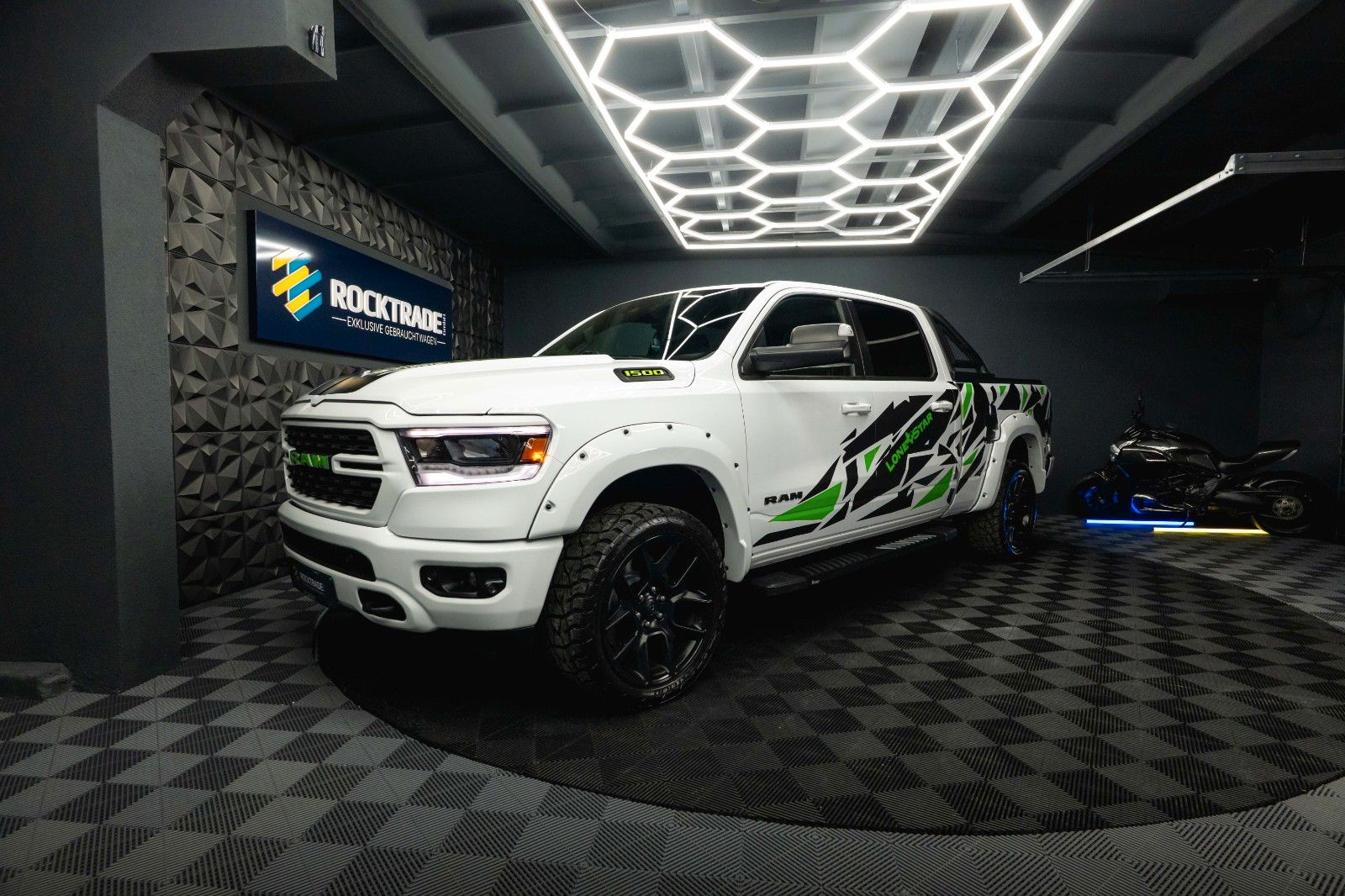 Fahrzeugabbildung Dodge RAM 5.7 V8 HEMI 4x4 OFFROAD Night-Paket LONGBED