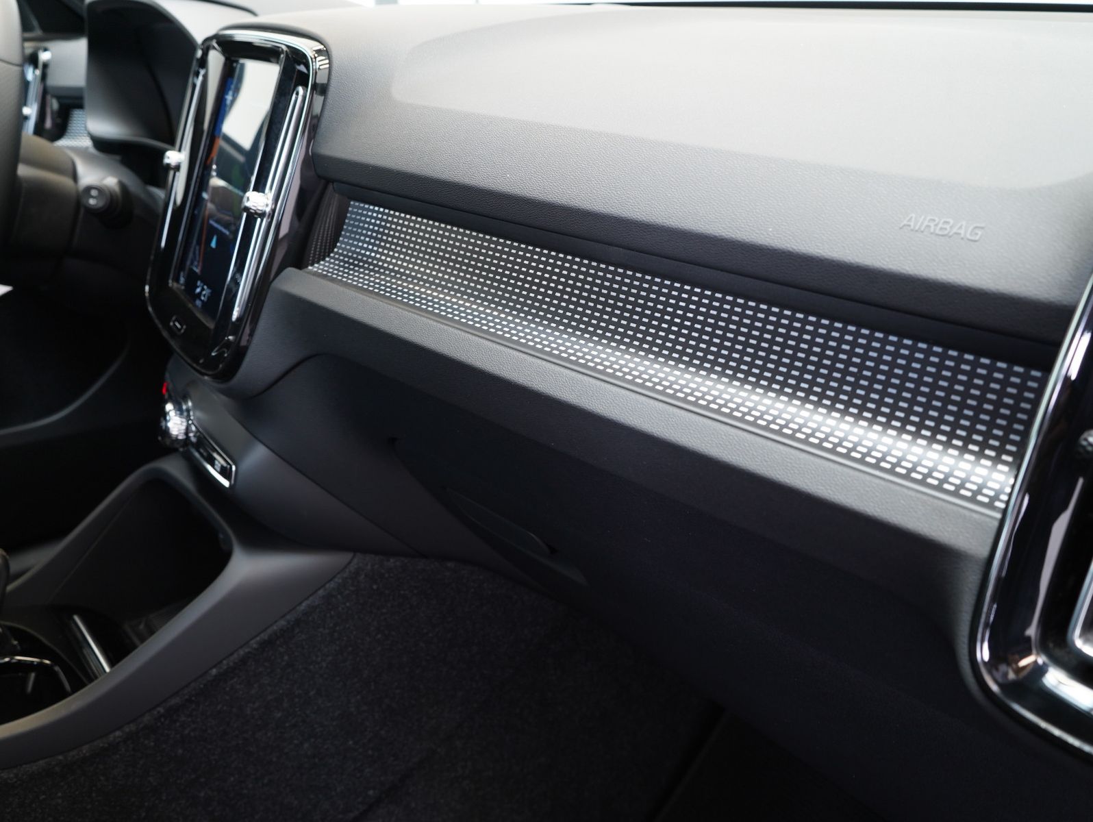 Fahrzeugabbildung Volvo XC40 T3 R Design LED/NAV/KAMERA/PANO