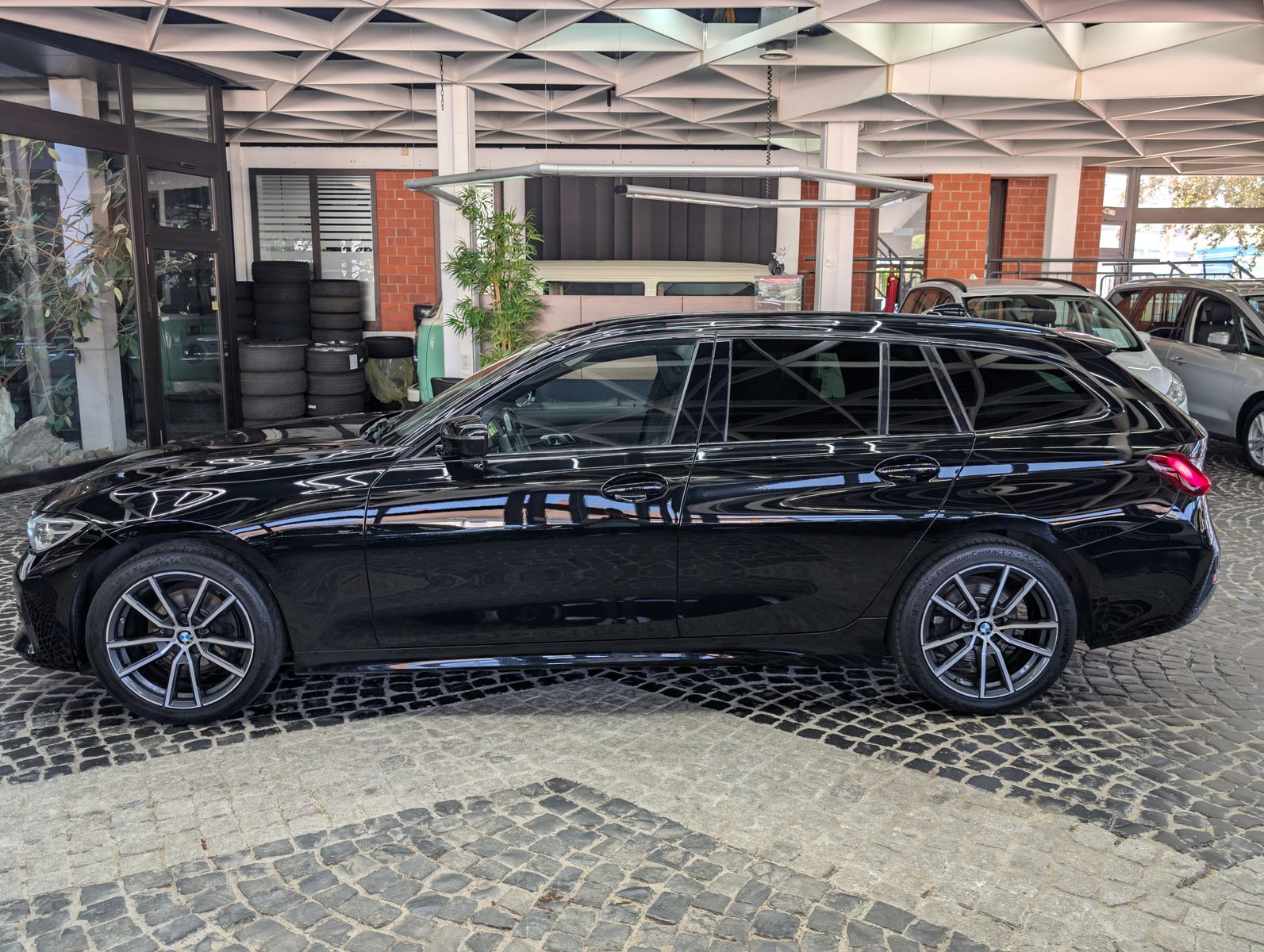Fahrzeugabbildung BMW 320 i Sport Line Shadow H&K PANO ACC LEDER KAM