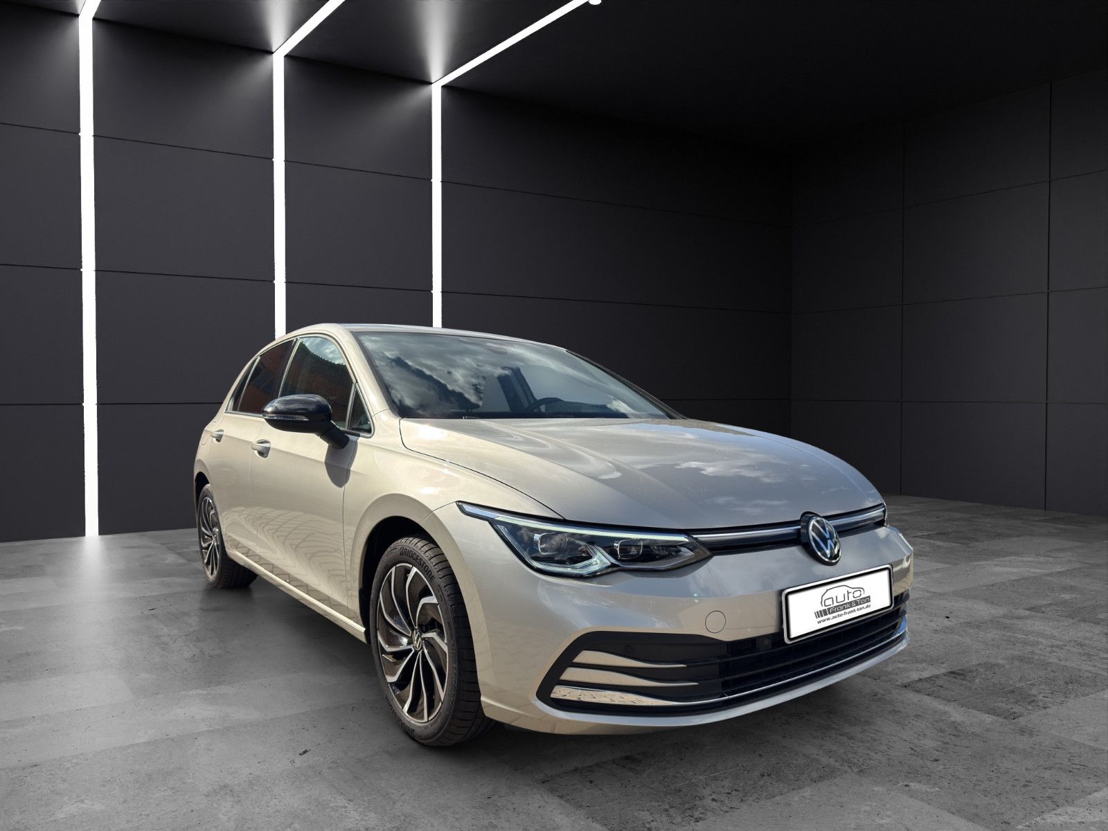 Fahrzeugabbildung Volkswagen Golf VIII 1.5 eTSI ACC/Apple/Ambiente/Keyless