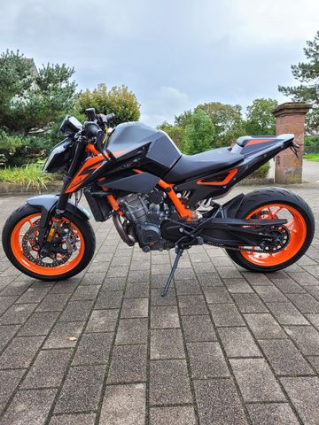 KTM 890 Duke R "Black-orange-Edition"