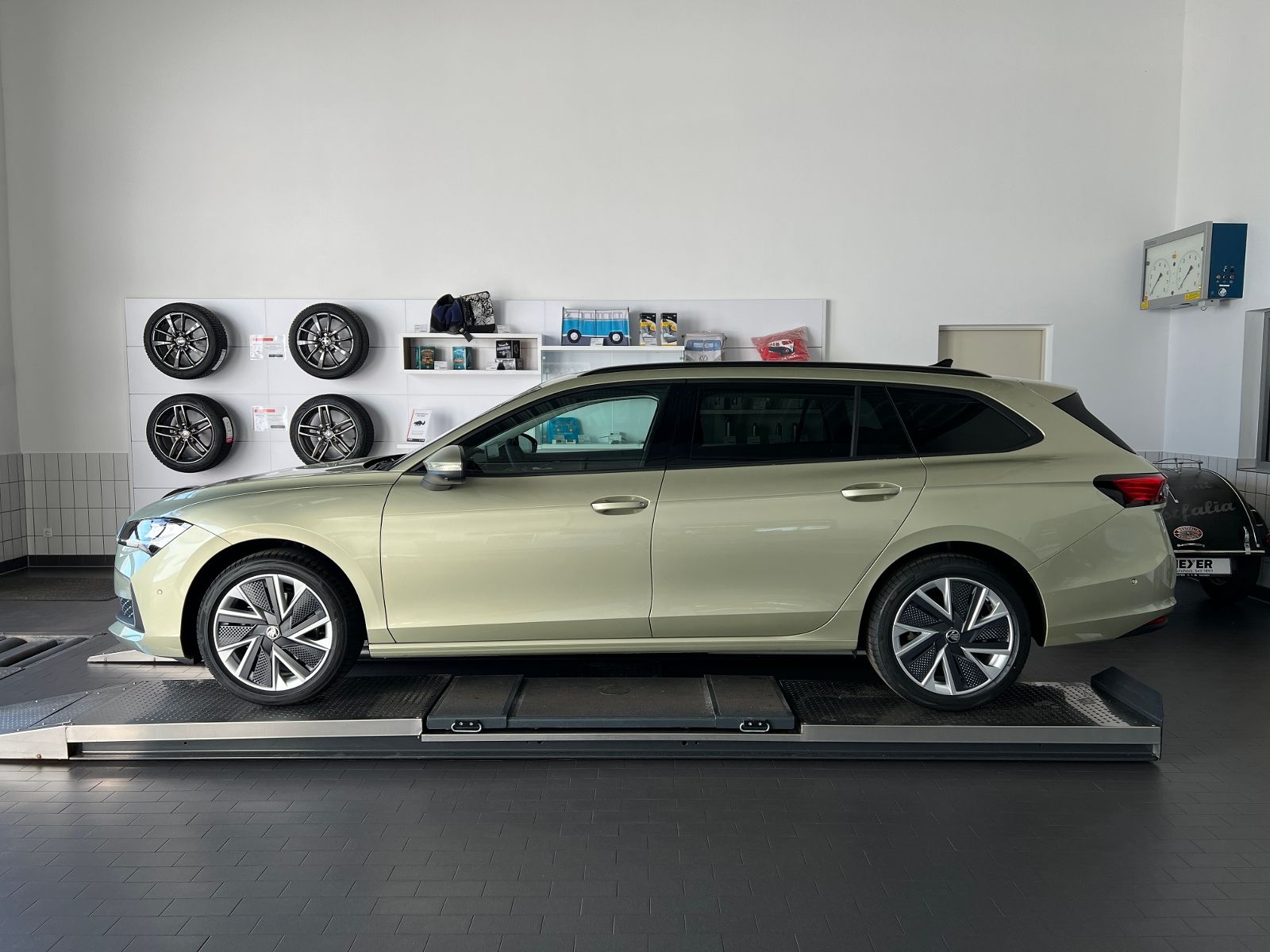 Fahrzeugabbildung SKODA Superb Combi Selection 1.5 TSI mHEV DSG *AHK, Ar