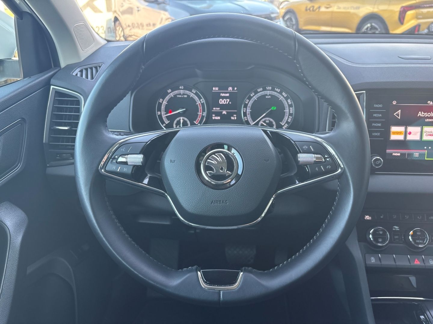 Fahrzeugabbildung SKODA Karoq Clever AHK BeheizbareWSS KLIMA ElekHeckkla