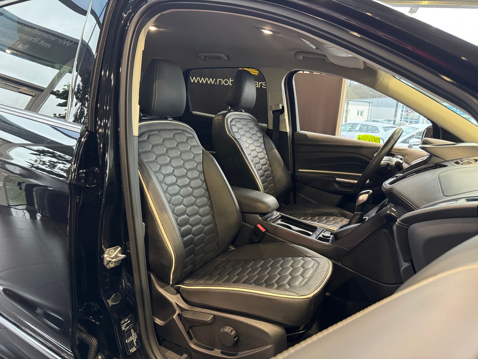 Fahrzeugabbildung Ford Kuga Vignale Allrad ACC BI-XEN NAV RFK SHZ 19"