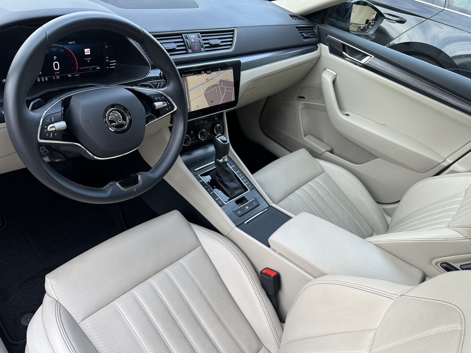 Fahrzeugabbildung SKODA Superb Combi Premium Edition NAV+LED+ACC+18ZO+VC