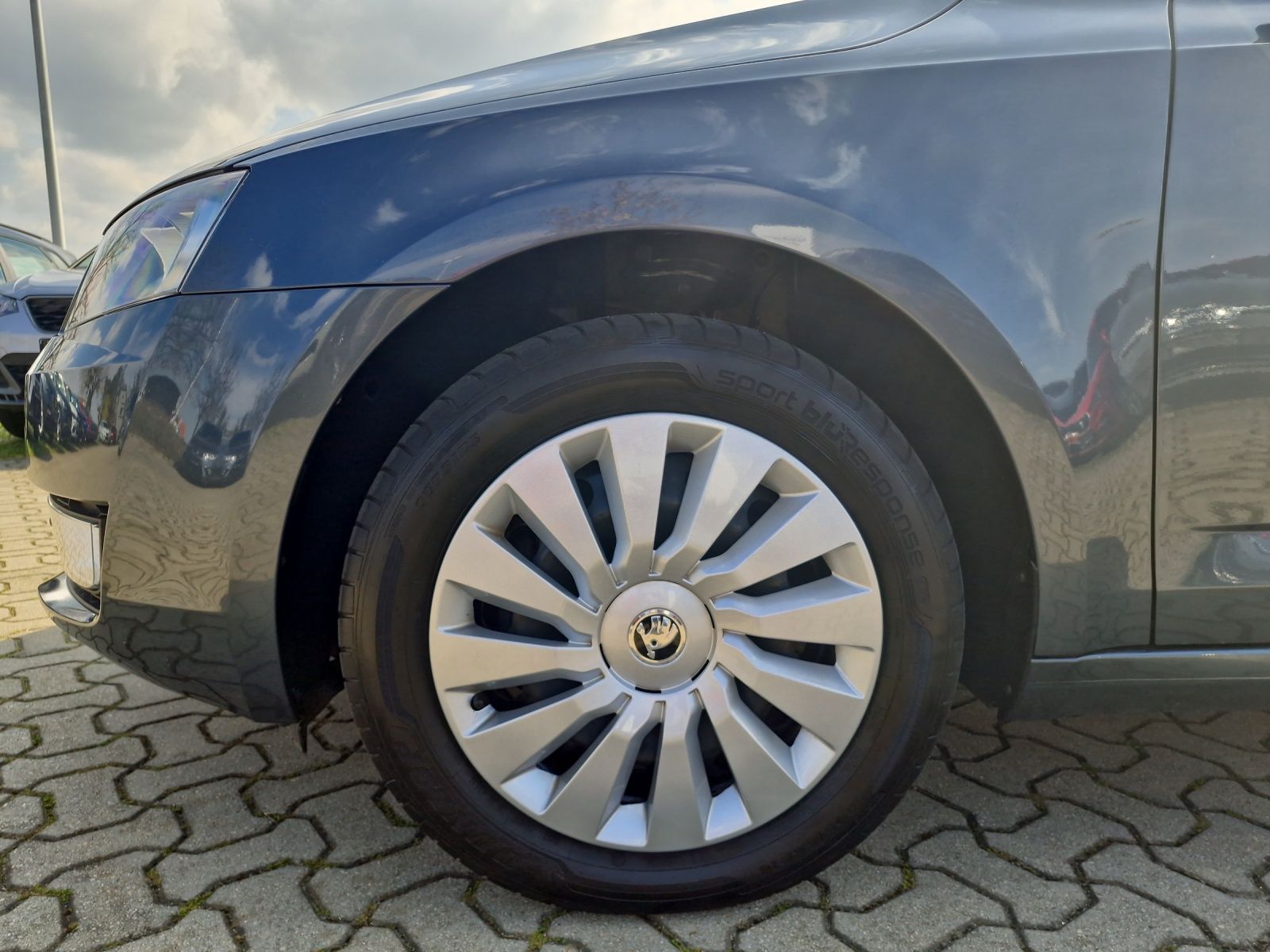 Fahrzeugabbildung SKODA Octavia Combi TSI Ambition Navi Klima GRA PDC