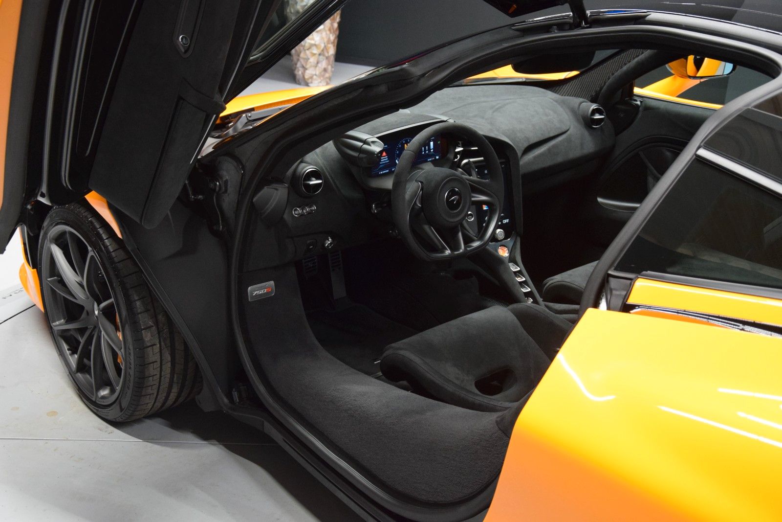 Fahrzeugabbildung McLaren 750S Black Pack / Lift Schale B&W Aero Kamera