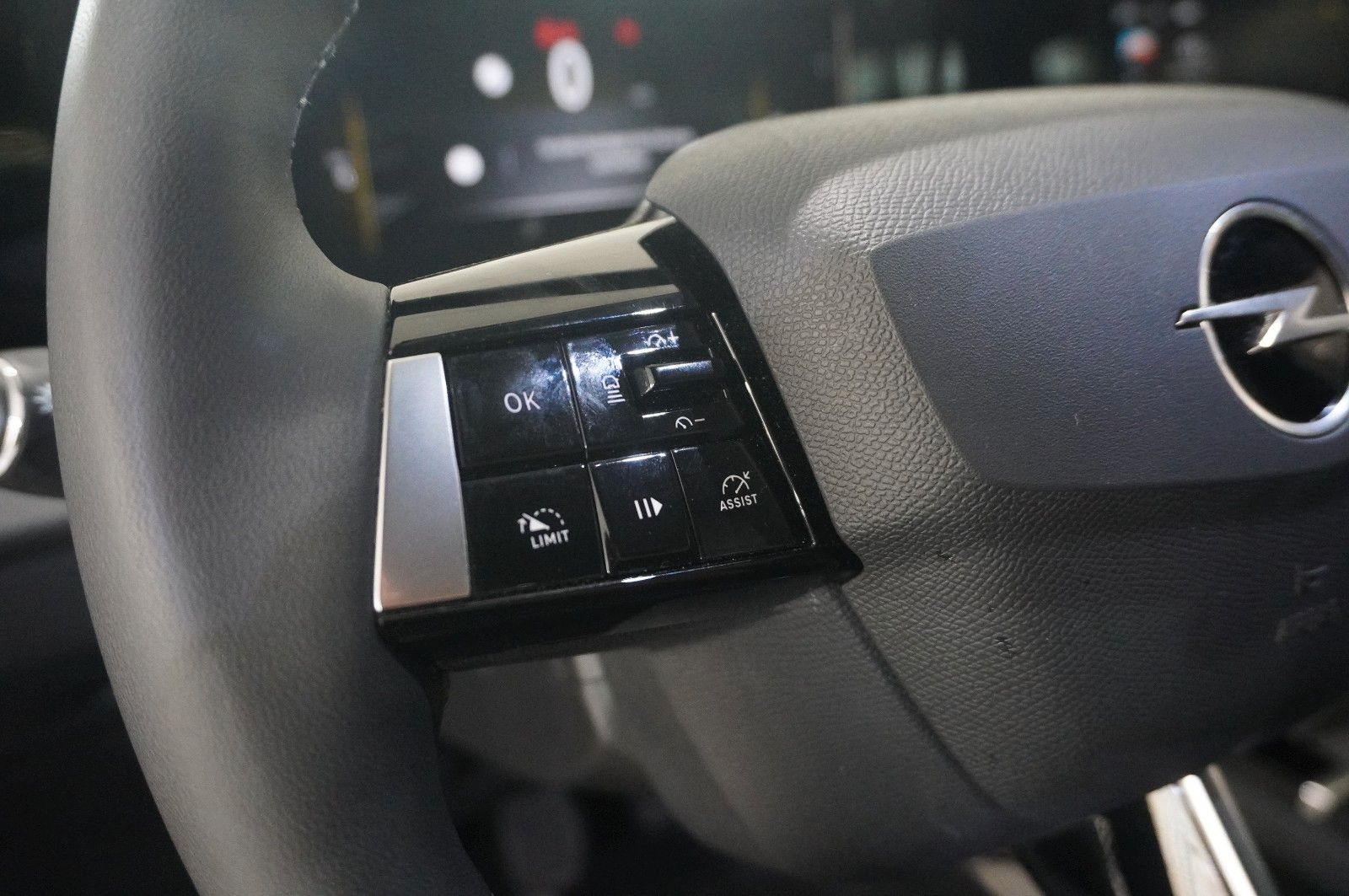 Fahrzeugabbildung Opel Astra L ST 1.2T  LED/NAVI/SHZ/ALU16/KAMERA/ALLWE