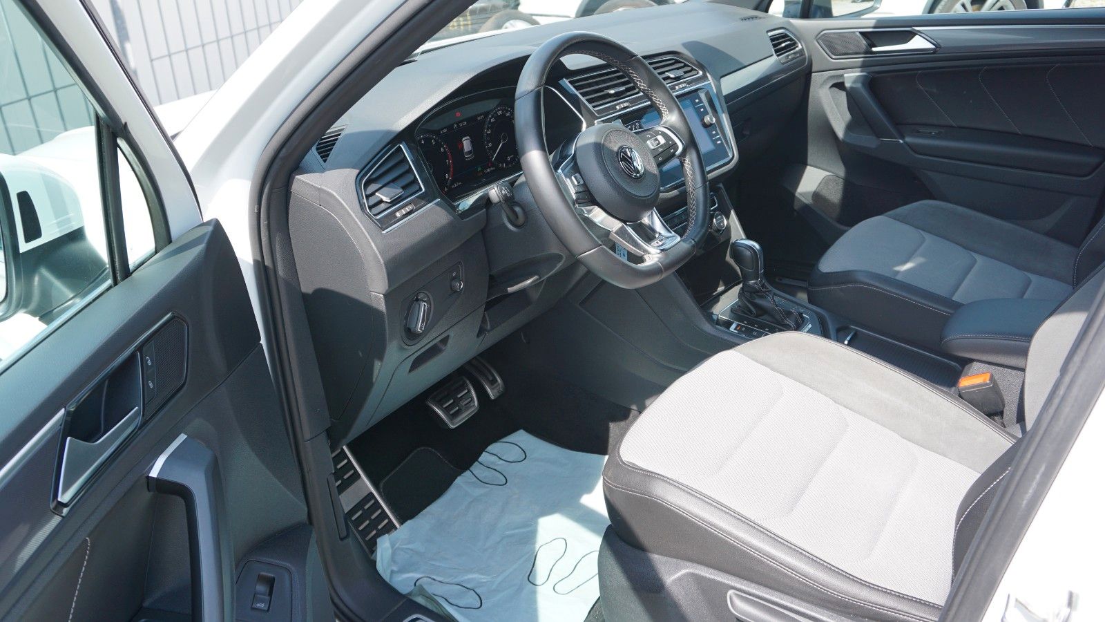 Fahrzeugabbildung Volkswagen Tiguan 4M R-Line Navi,LED,ACC,DCC,Kamera,Head Up