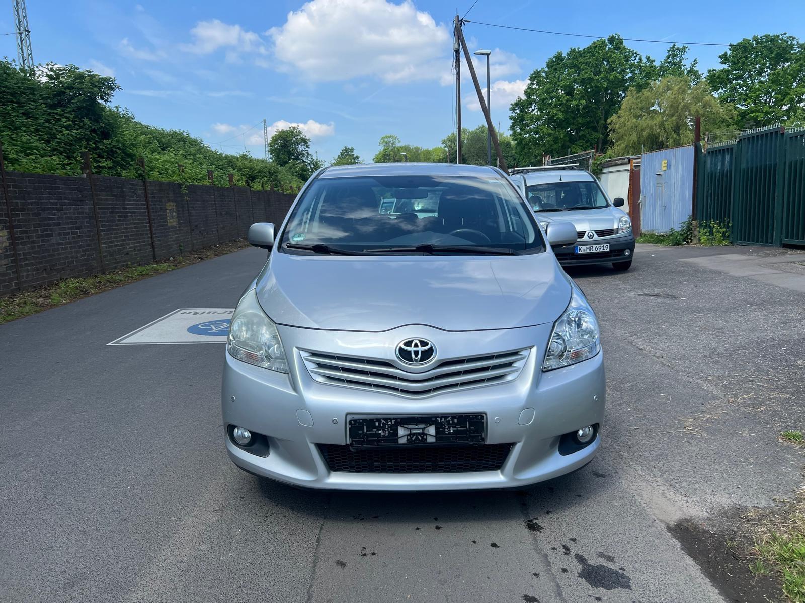 Toyota Verso 2012 — вигляд ззаду