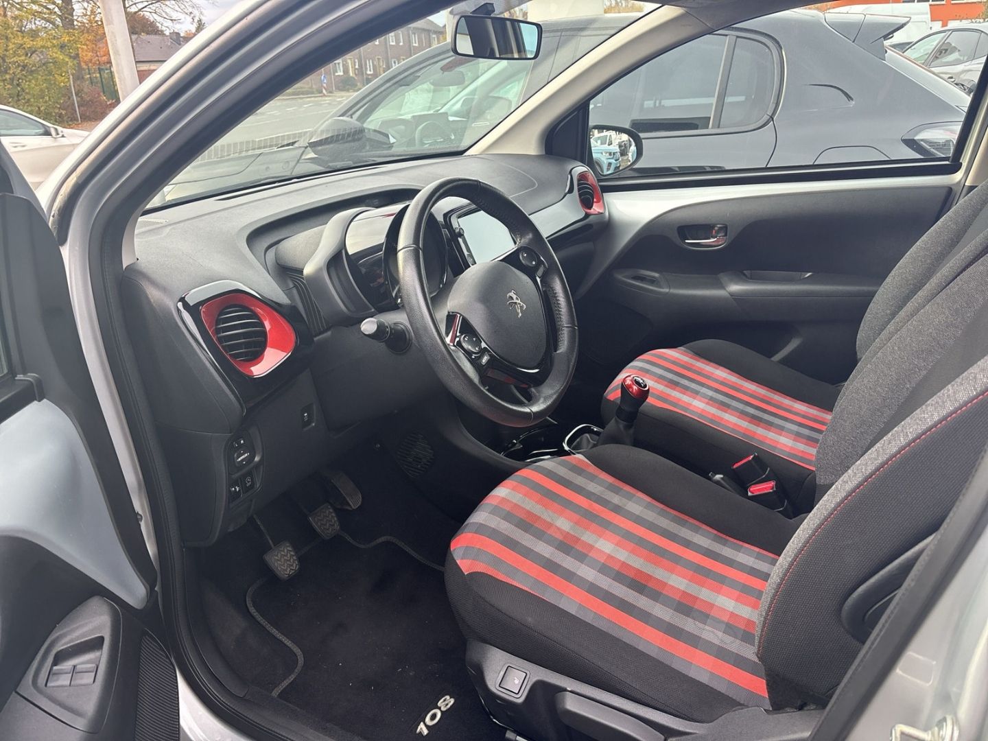 Fahrzeugabbildung Peugeot 108 TOP! VTi 72  El. Verdeck CarPlay SHZ