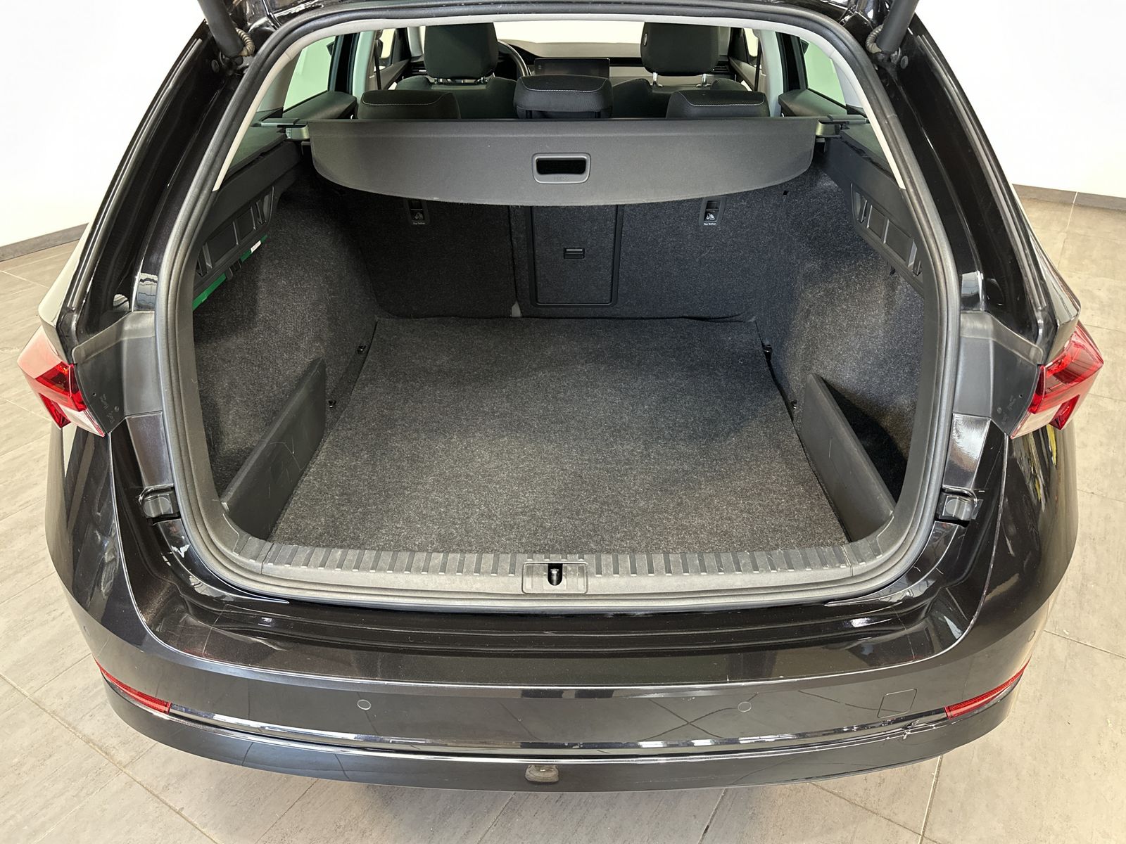 Fahrzeugabbildung SKODA Octavia Combi 2.0 TDI DSG Ambition NAV+LED+PANO