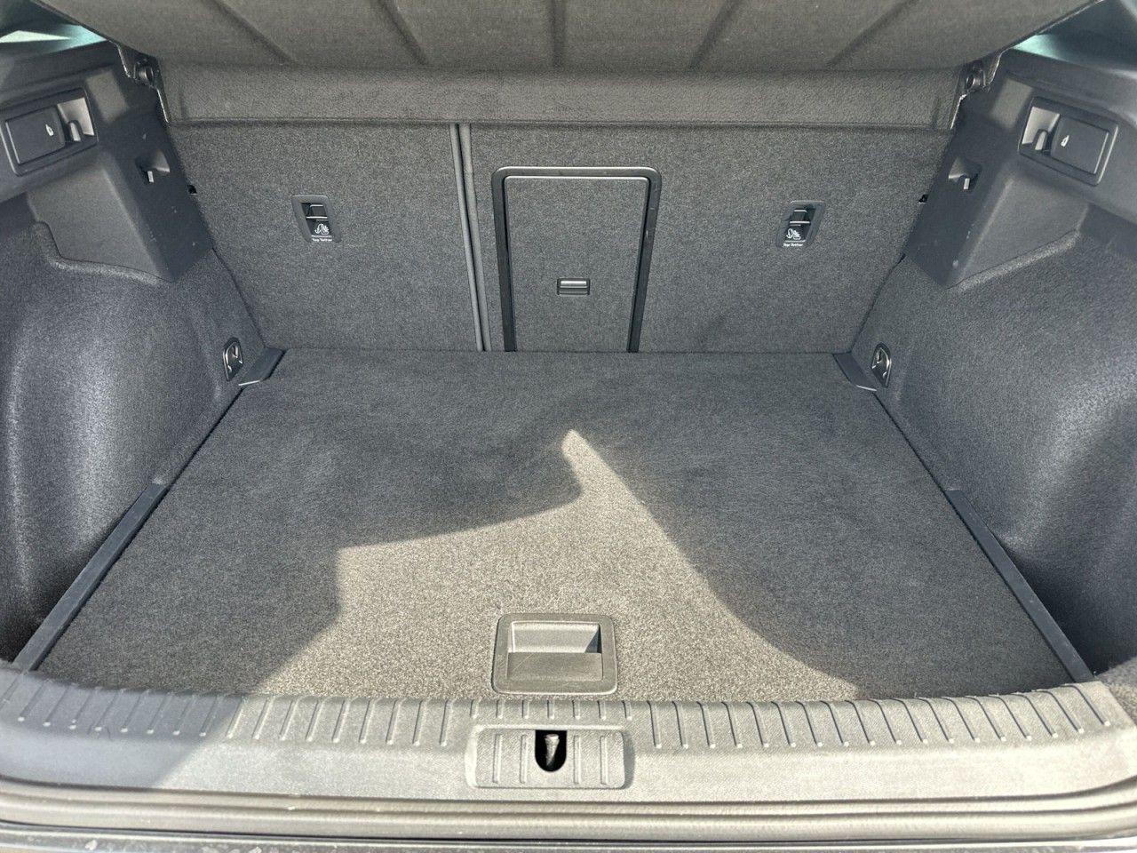 Fahrzeugabbildung CUPRA Formentor VZ Tribe Edition 2.0 TSI 4Drive 310 PS - mit KI generiert/bearbeitet