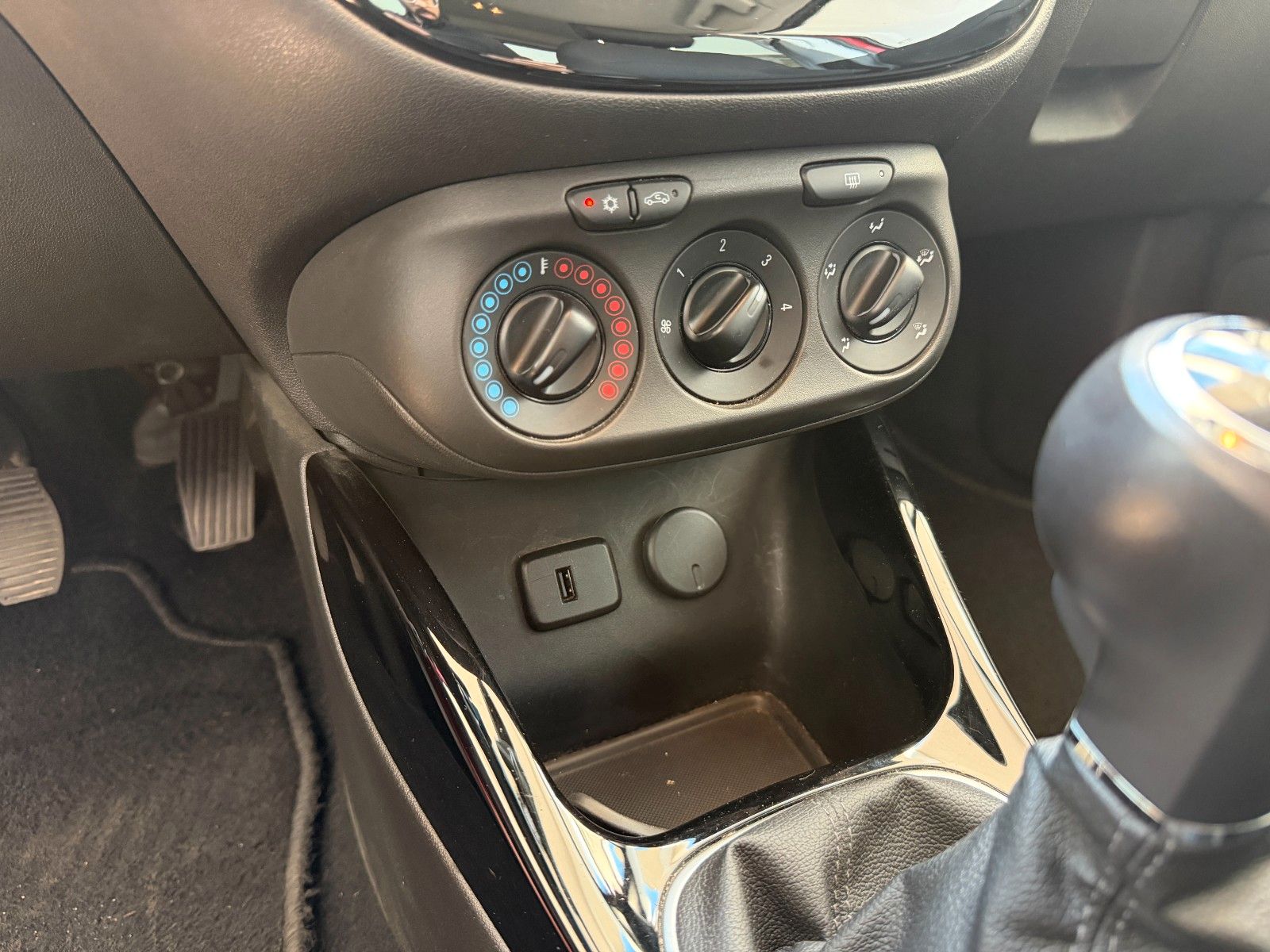 Fahrzeugabbildung Opel Corsa E Drive 90PS PDC/SHZ/LMR!