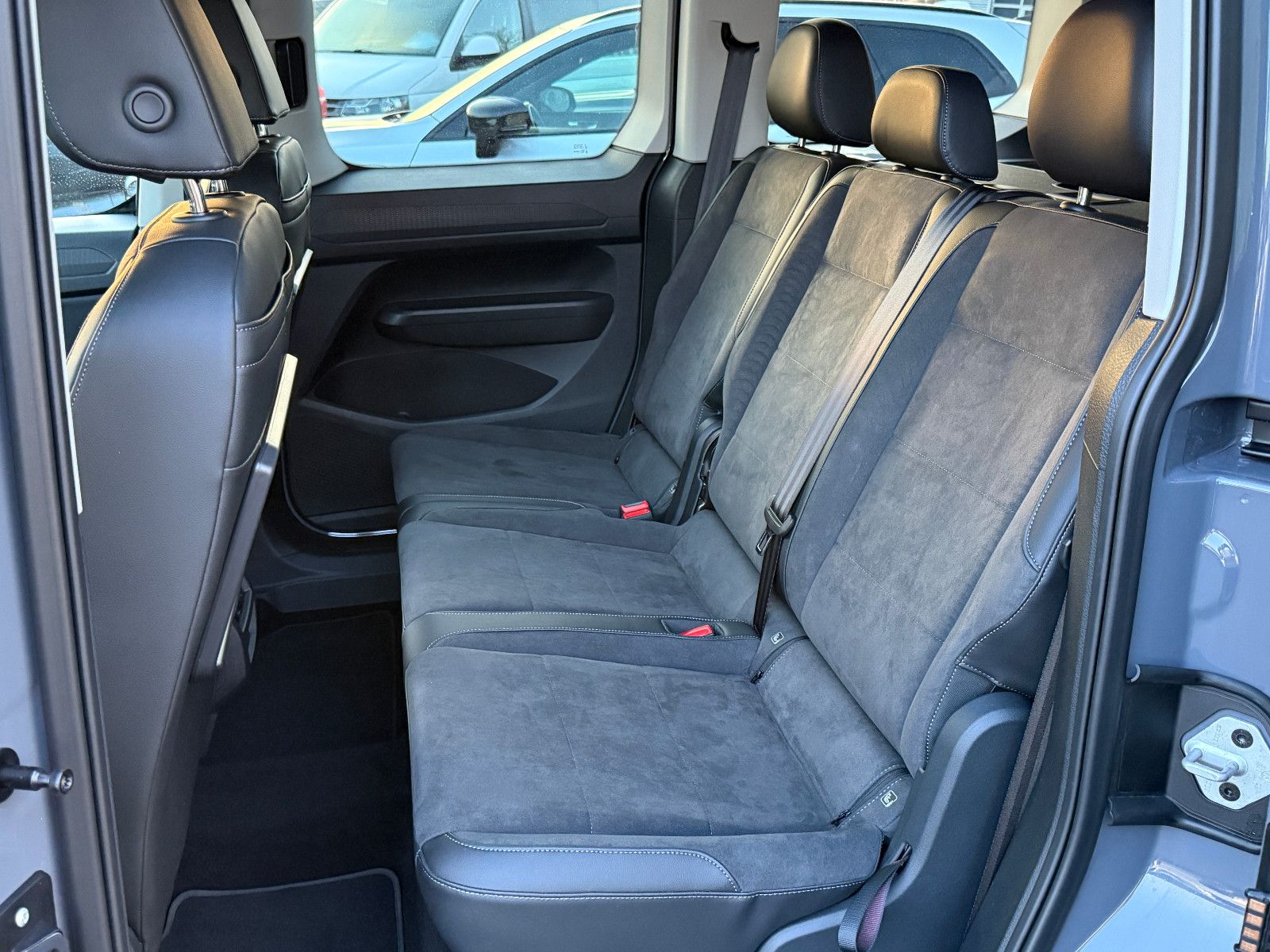 Fahrzeugabbildung Volkswagen Caddy Style TSI DSG ACC AHK Navi LED Kamera SHZ