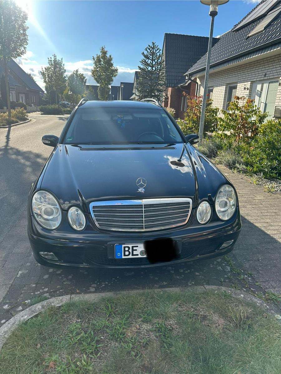 Mercedes-Benz E220 2004 — rear view