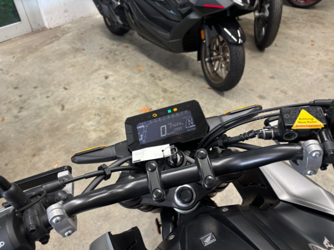 Fahrzeugabbildung Honda CB 125 R mit Motorschaden, Sturzbügel, Tiefer 4c