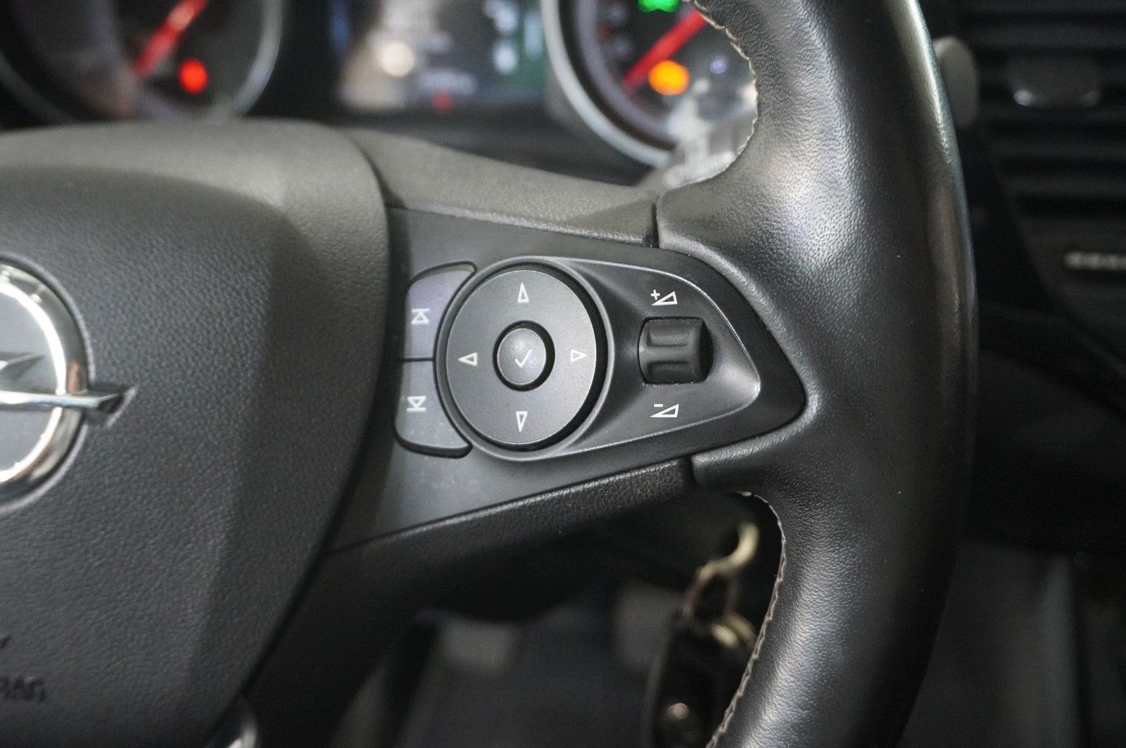 Fahrzeugabbildung Opel Astra K ST 1.4T ON NAVI/LED/KAMERA/SHZ/SPORT/PDC