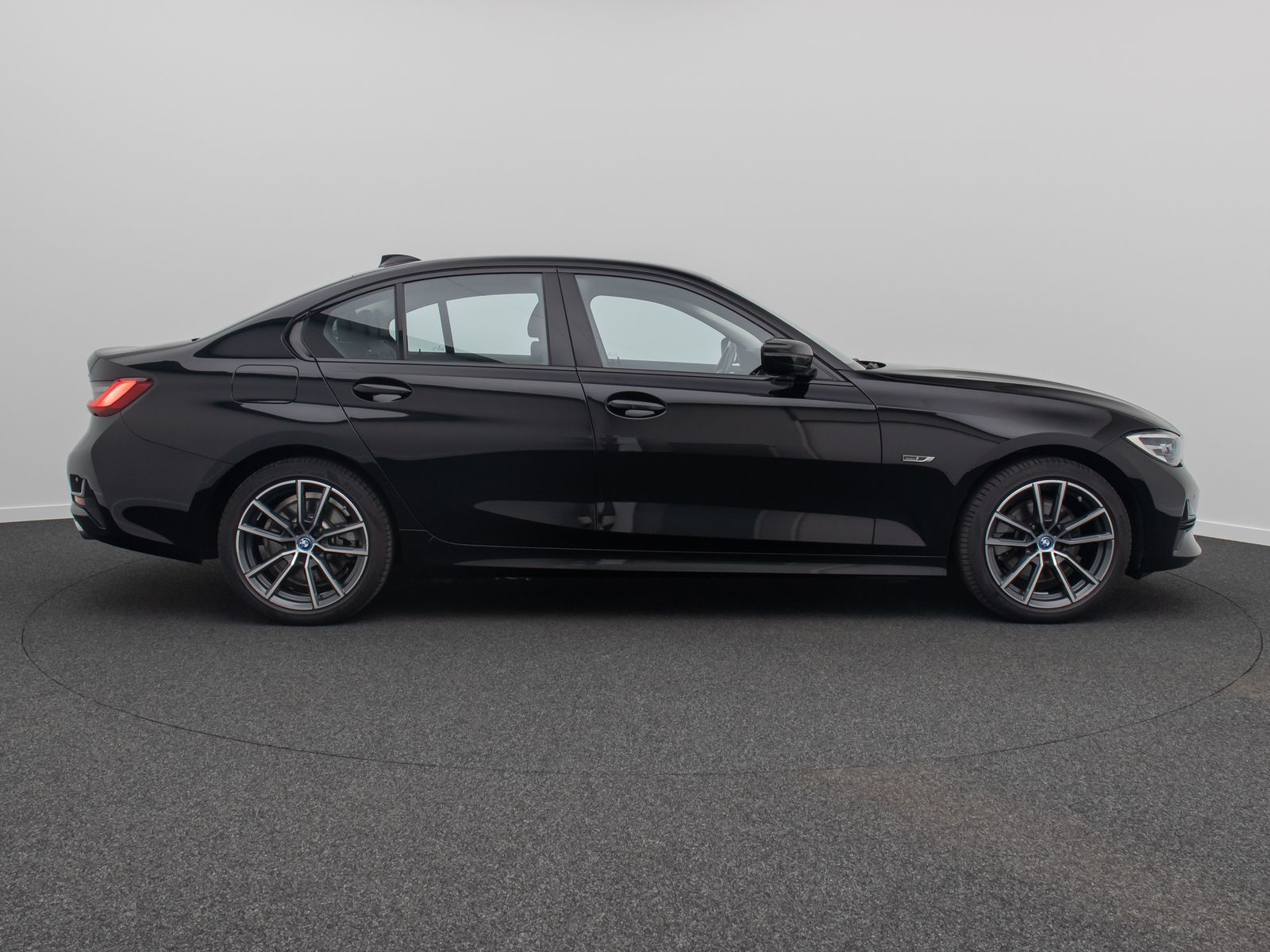 Fahrzeugabbildung BMW 320e Sport Line Alarm DAB PDC GeschwindigReg 18"