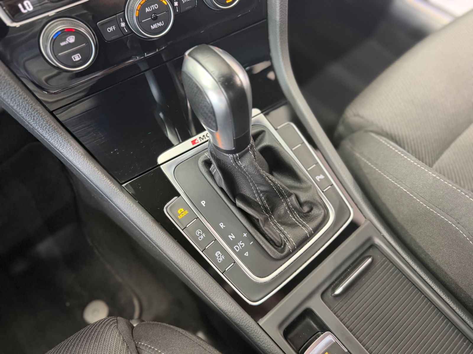 Fahrzeugabbildung Volkswagen Golf VII 2.0 R 4Motion |DSG|VIRTUAL|2.HAND