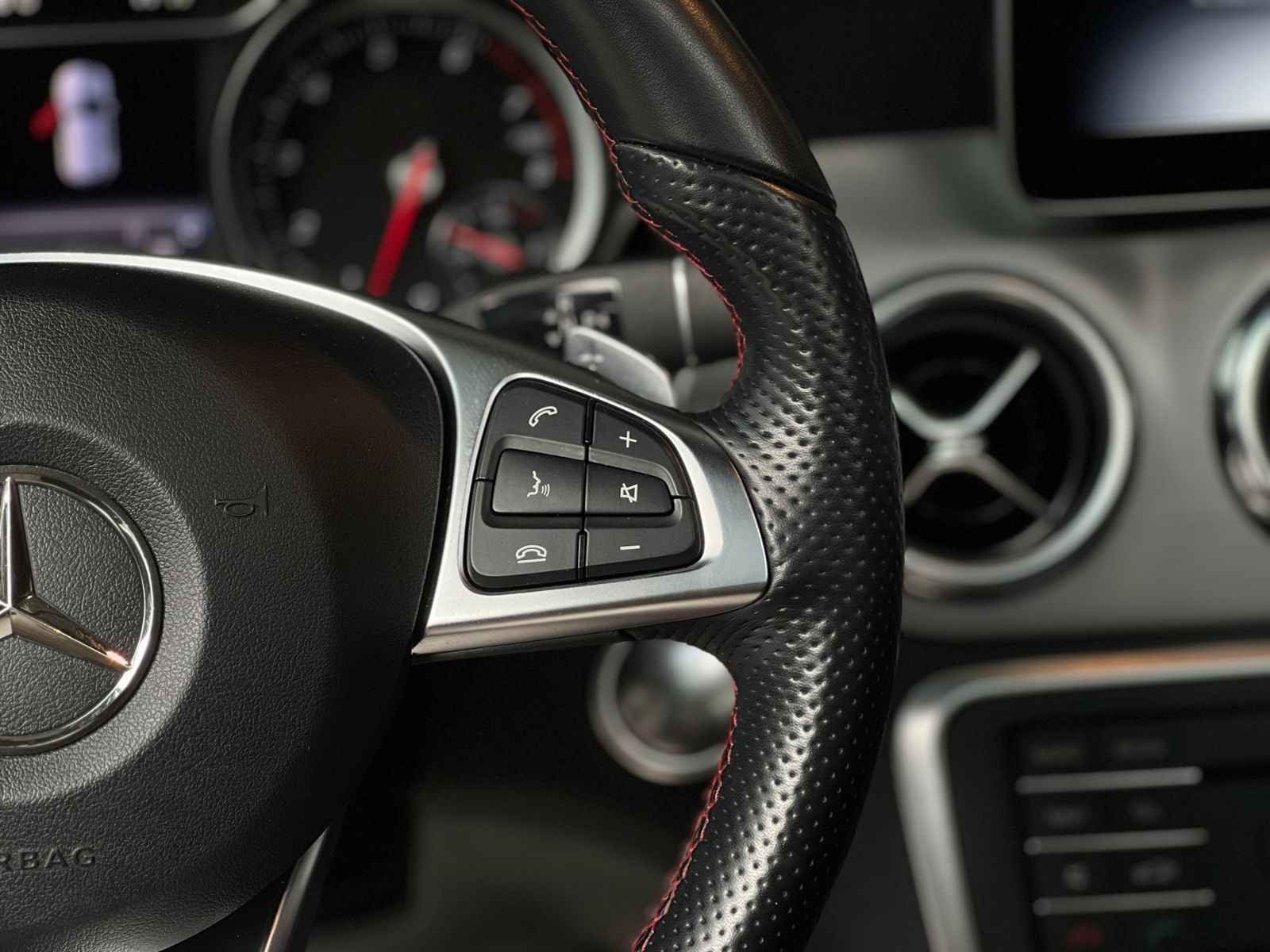 Fahrzeugabbildung Mercedes-Benz GLA 250 AMG 4Matic LED PANO KLIMA
