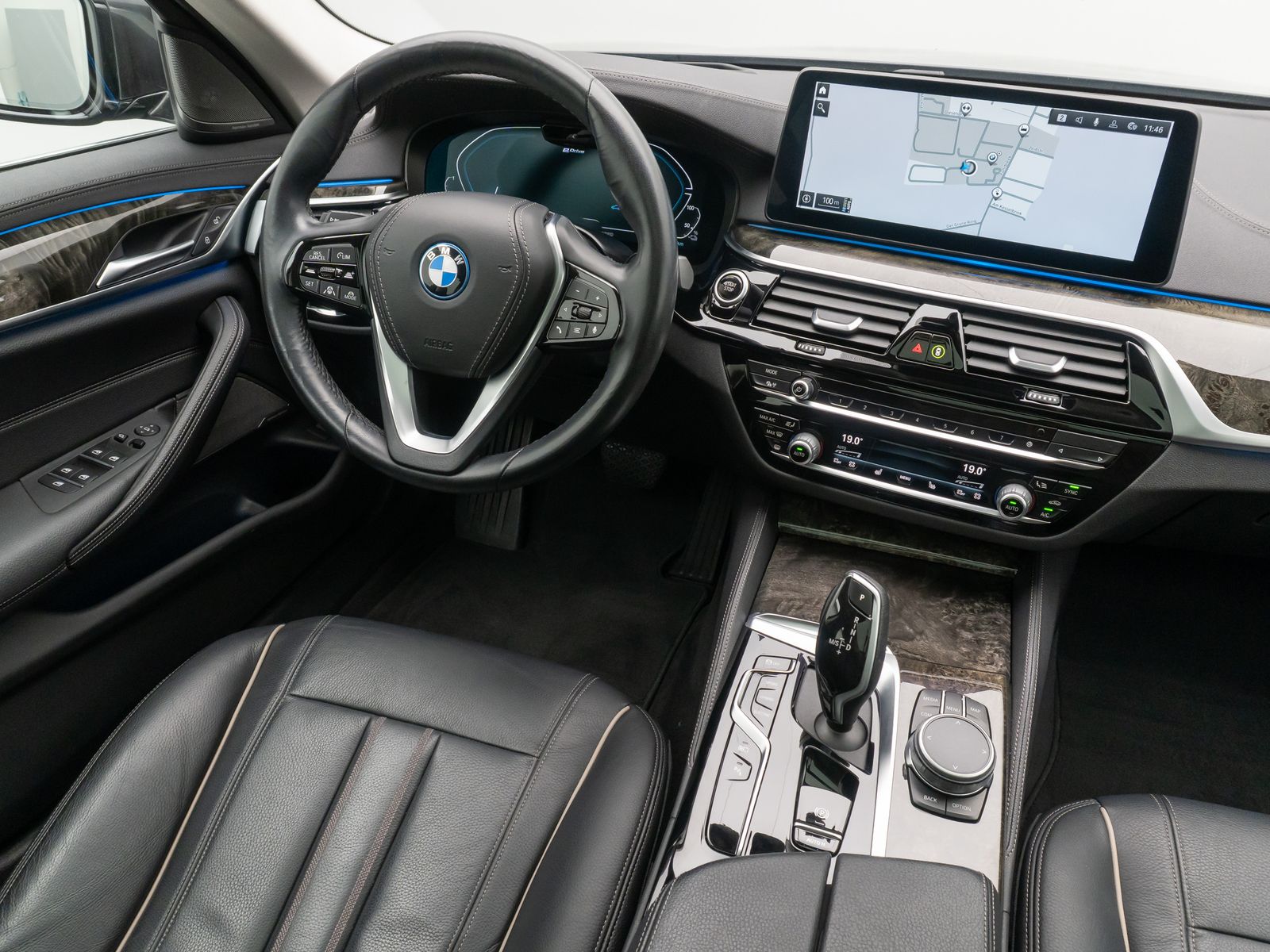 Fahrzeugabbildung BMW 530e xD LuxuryLine Panorama Laser Kamera HUD H/K
