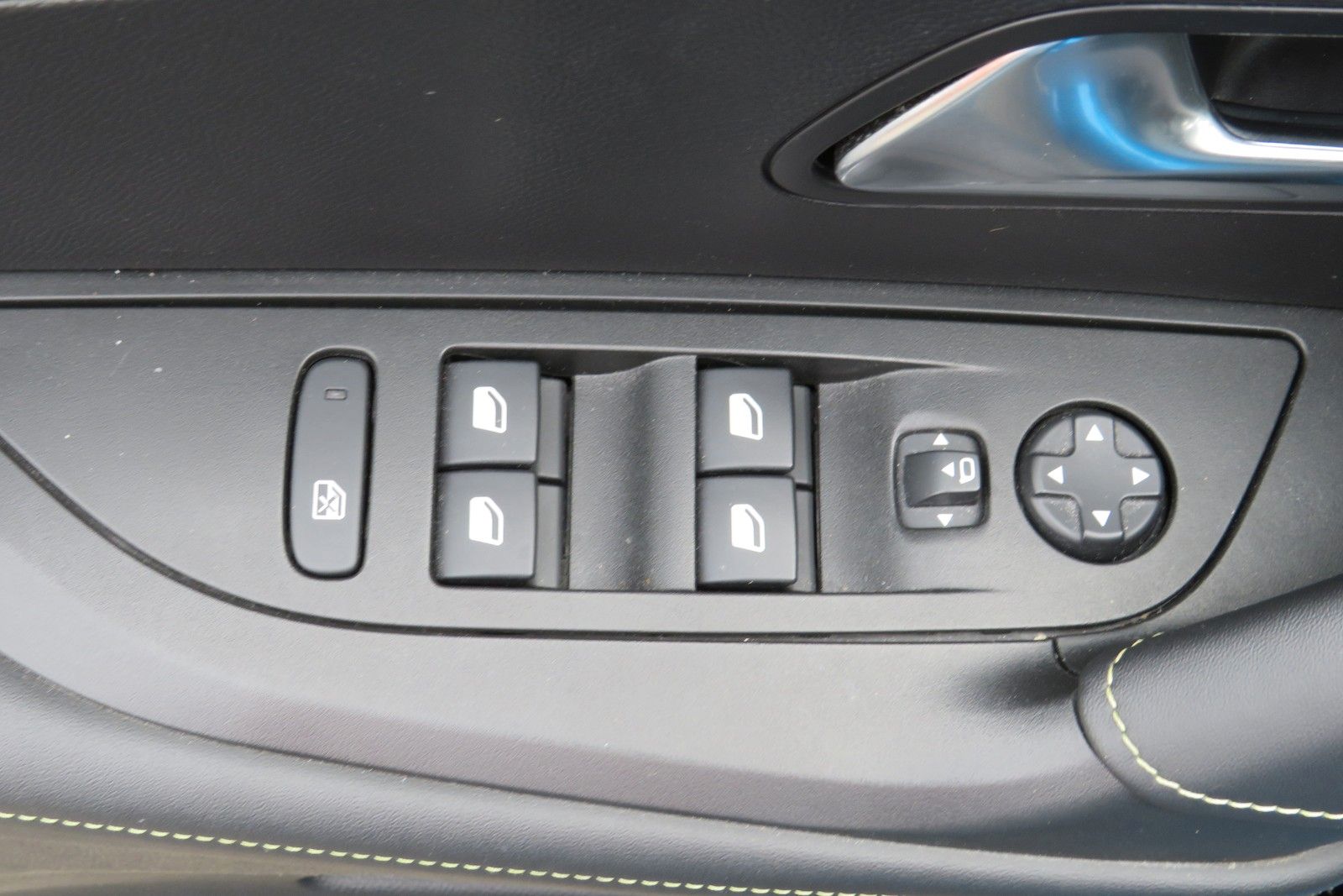 Fahrzeugabbildung Peugeot 2008 e- GT SITZH. NAVI KAMERA PDC 1.HD