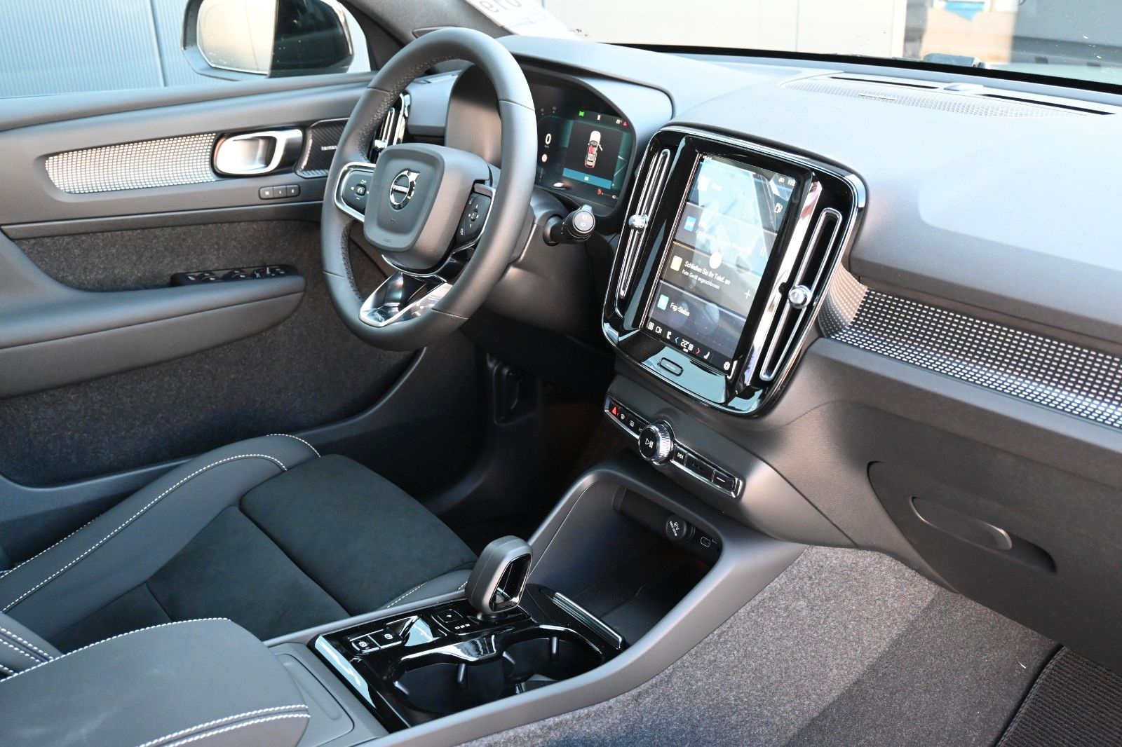 Fahrzeugabbildung Volvo XC40 B4 DKG Plus Dark*FSHZG*360°*ACC*Allwetter