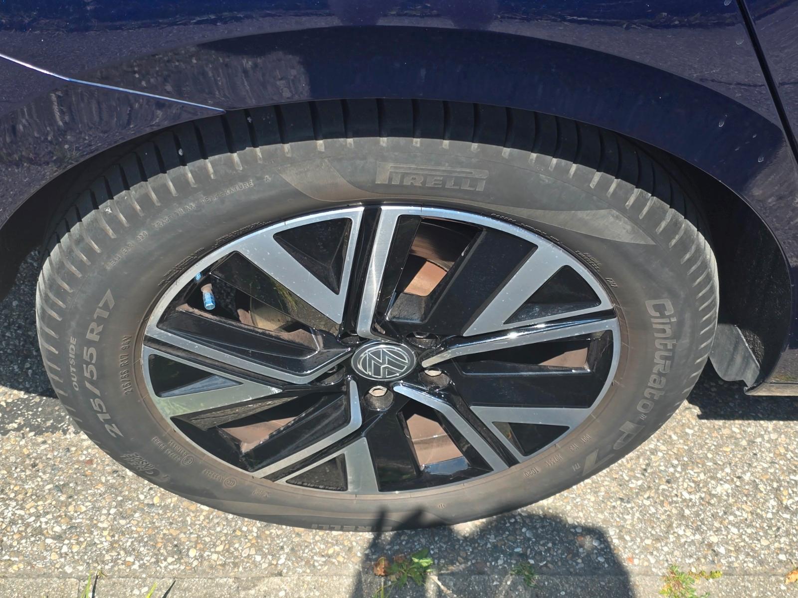 Volkswagen Touran 2.0 TDI SCR DSG Highline 7 Sitzer AHK