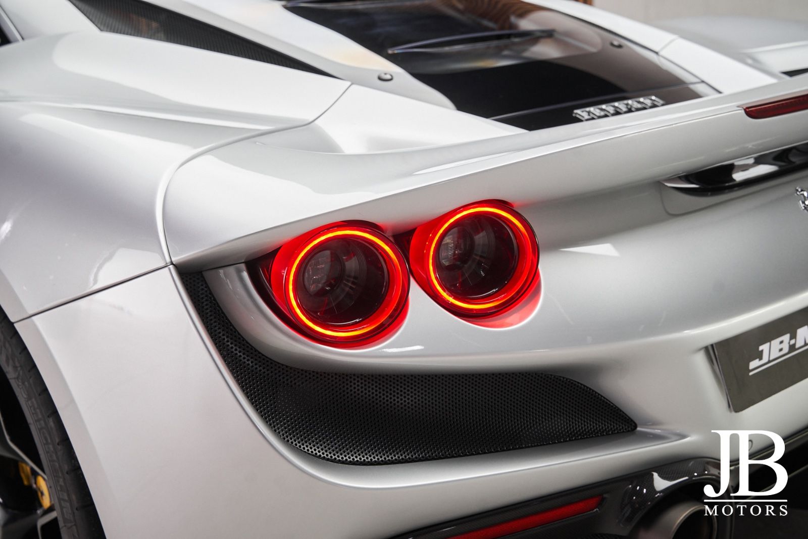 Fahrzeugabbildung Ferrari F8 Tributo Carbon Lift Racing Seat CarPlay