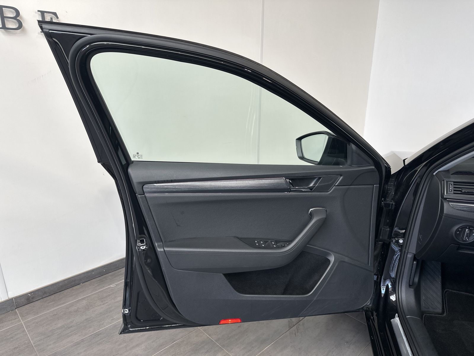 Fahrzeugabbildung SKODA Superb Combi 2.0 TDI DSG Style NAV+LED+360°+ACC