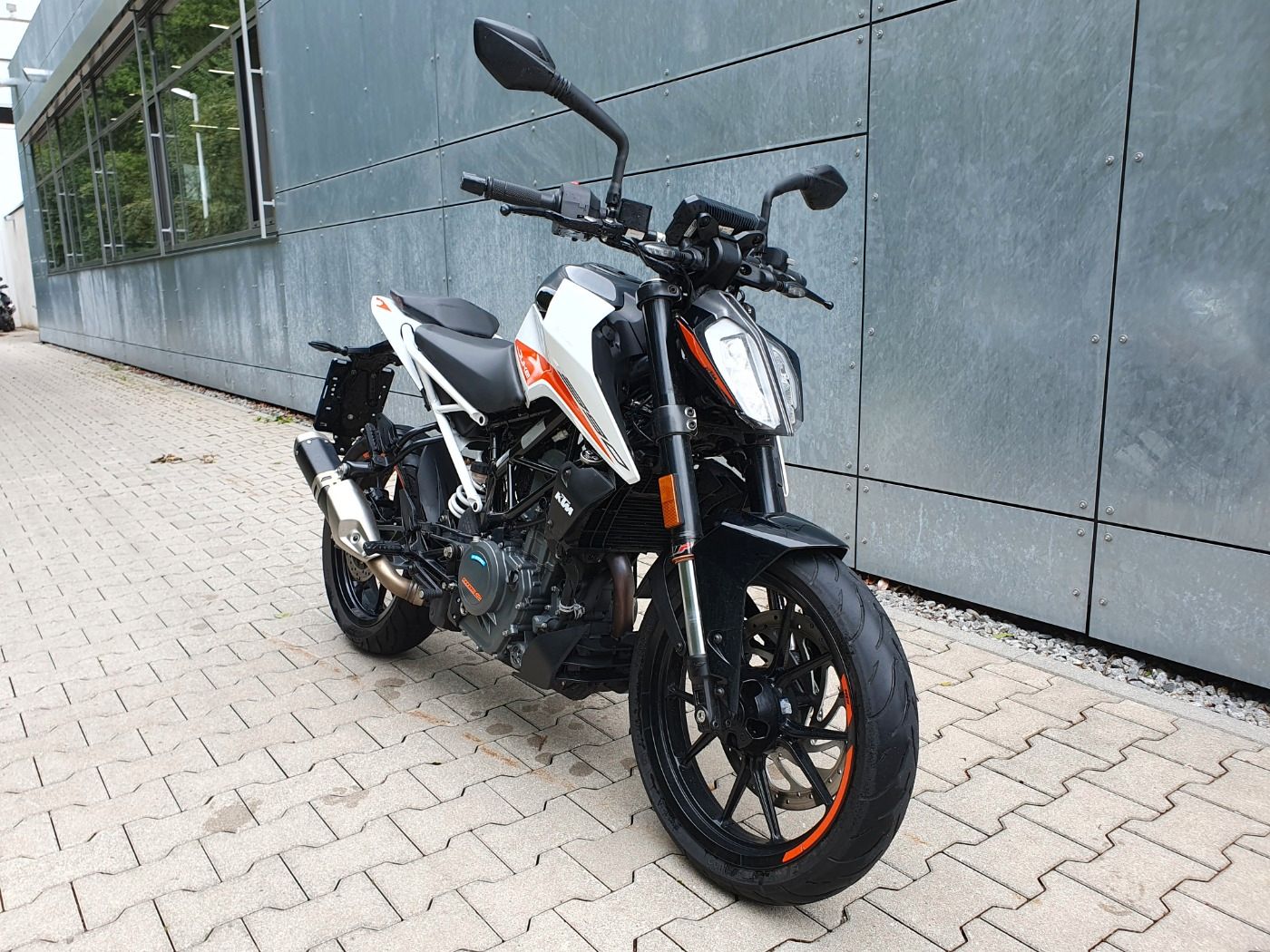 Fahrzeugabbildung KTM 390 Duke Modell 2022 mit Quickshifter