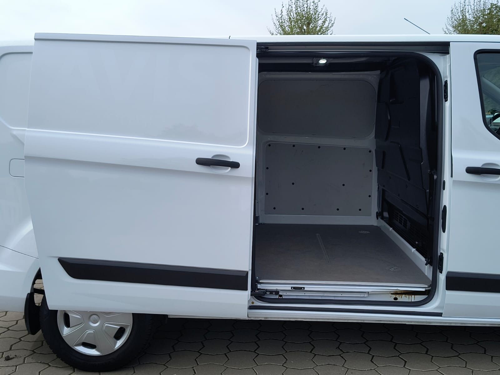 Fahrzeugabbildung Ford Transit Custom 320 L2 TEMP/NAVI/KAM/KLIMA/HOLZ