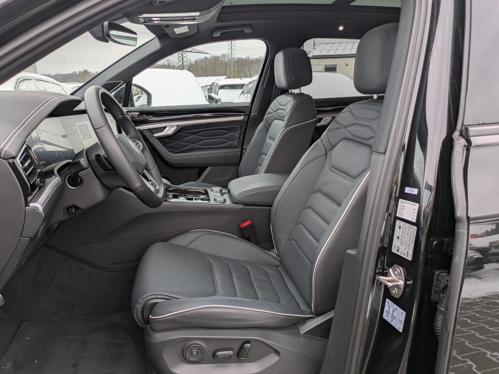 Fahrzeugabbildung Volkswagen Touareg 3.0TDI 4M R-Line VOLL Black 22" UPE 114T