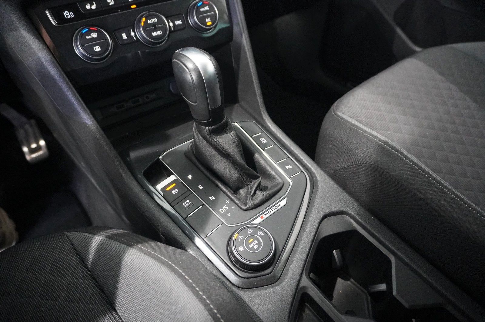 Fahrzeugabbildung Volkswagen Tiguan 2.0 TSI UNITED 4M DSG NAVI/LED/ACC/SH/AHK