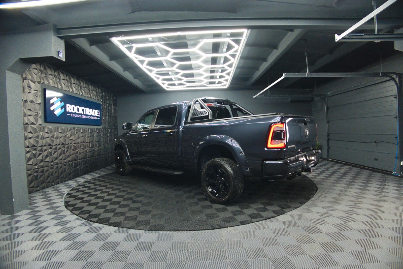 Fahrzeugabbildung Dodge RAM 5.7 V8 HEMI 4x4 OFFROAD Night-Paket LONGBED