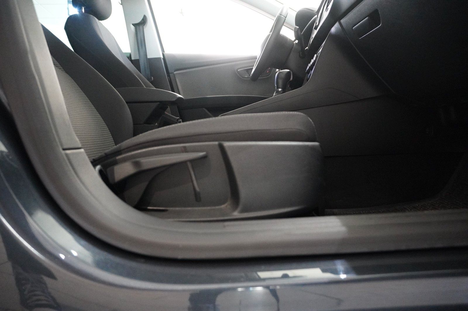 Fahrzeugabbildung SEAT Leon ST 1.6 TDI STYLE DSG NAVI/LED/KAMERA/SH/AHK