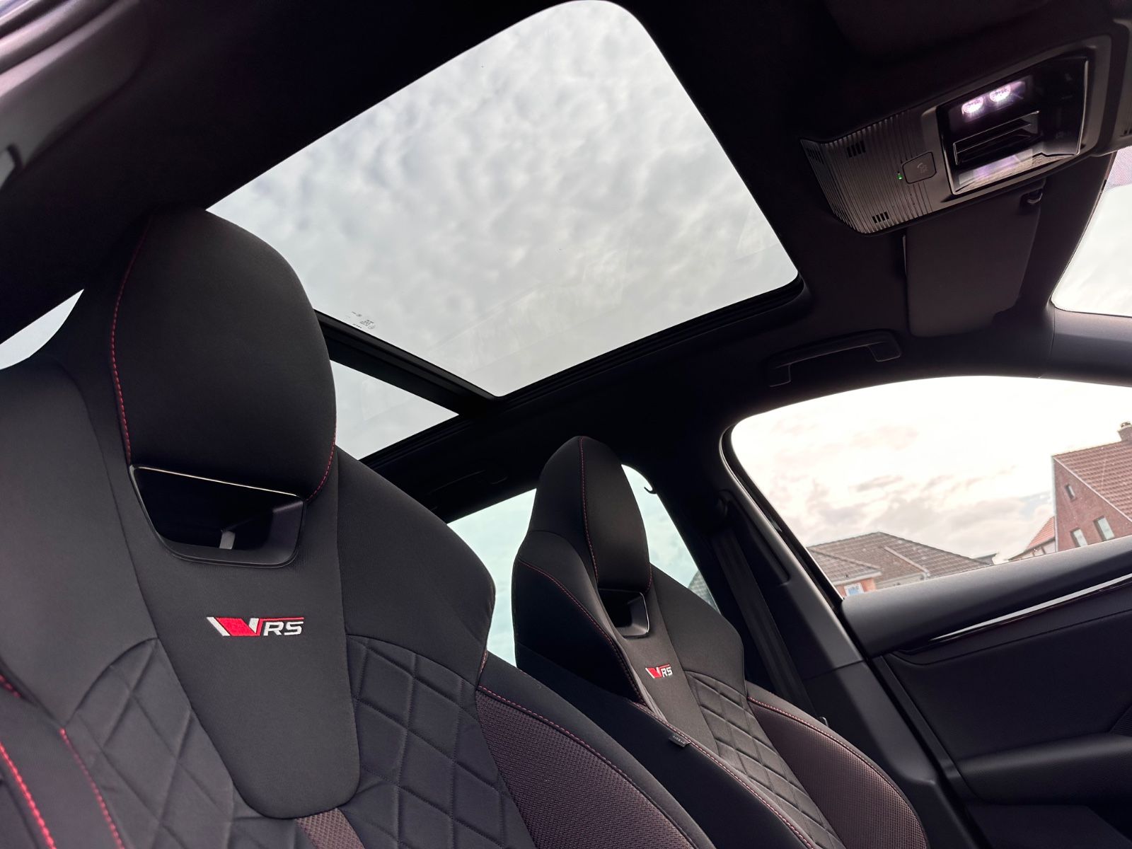 Fahrzeugabbildung SKODA Octavia RS Combi 2.0 TSI Pano/360°/Matrix/ACC