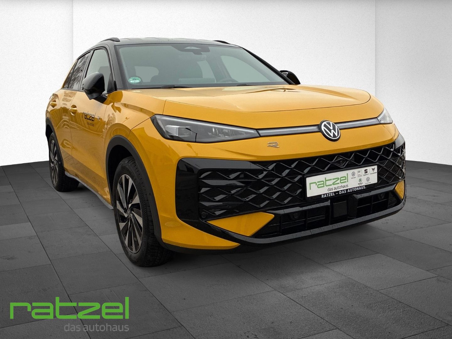 Fahrzeugabbildung Volkswagen T-Roc R-LINE 1.5 eTSI DSG IQ.Drive+LED+Keyless