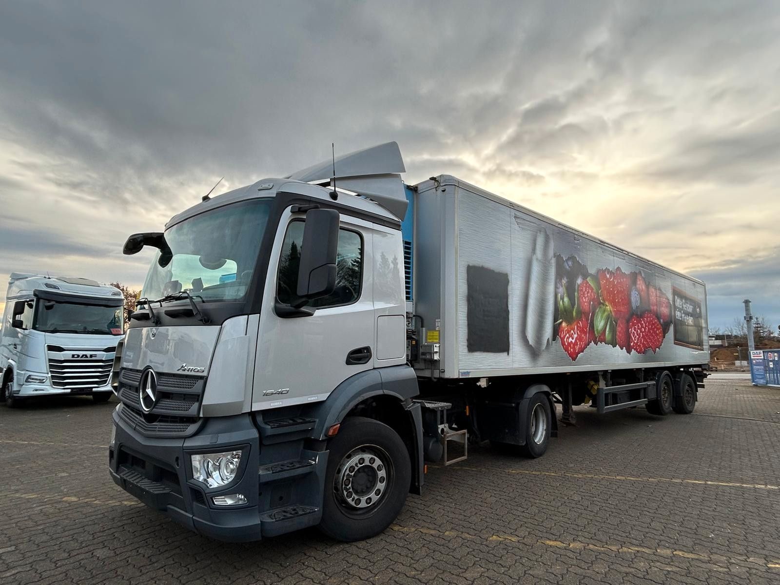 Fahrzeugabbildung Mercedes-Benz 1840 L Antos mit 2-Achs Kühlauflieger