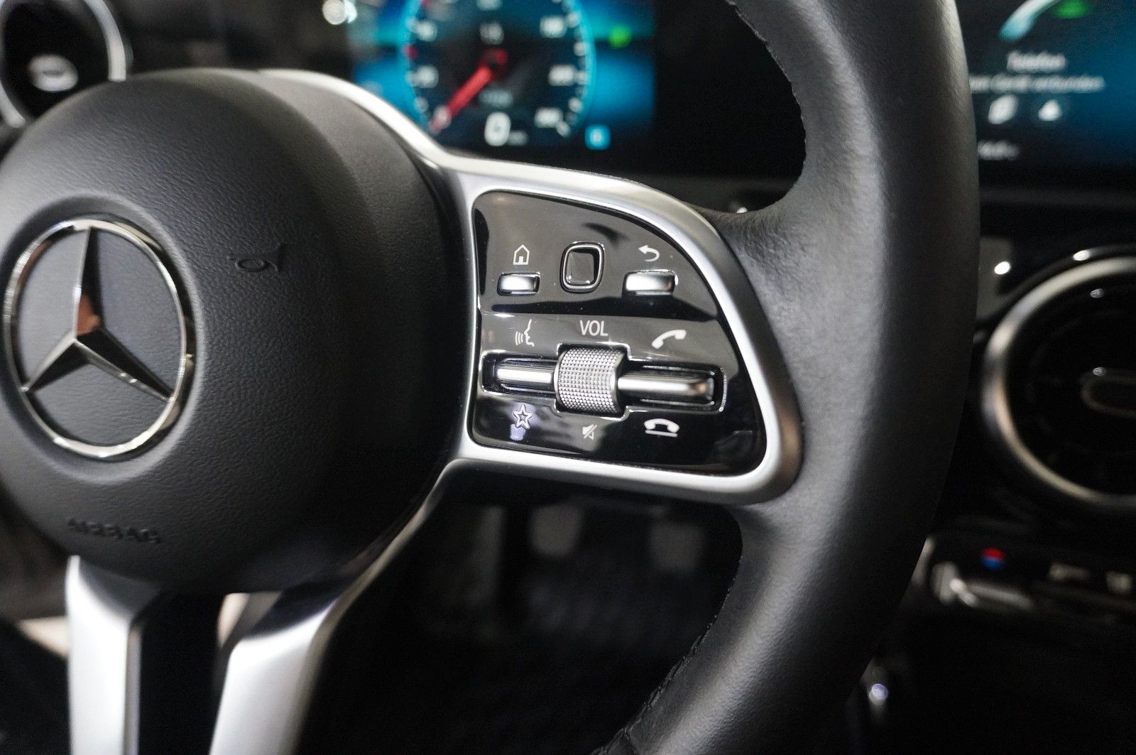 Fahrzeugabbildung Mercedes-Benz CLA 200 COUPE PROGRESSIVE NAVI/LED/KAMERA/VIRTU.