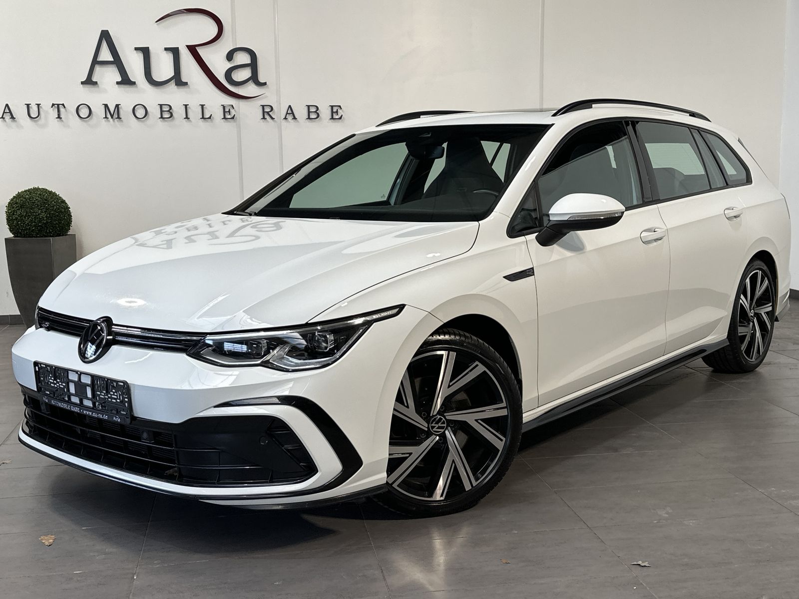 Fahrzeugabbildung Volkswagen Golf Variant R-Line NAV+IQ-LIGHT+AHK+PANO+KAM+VC