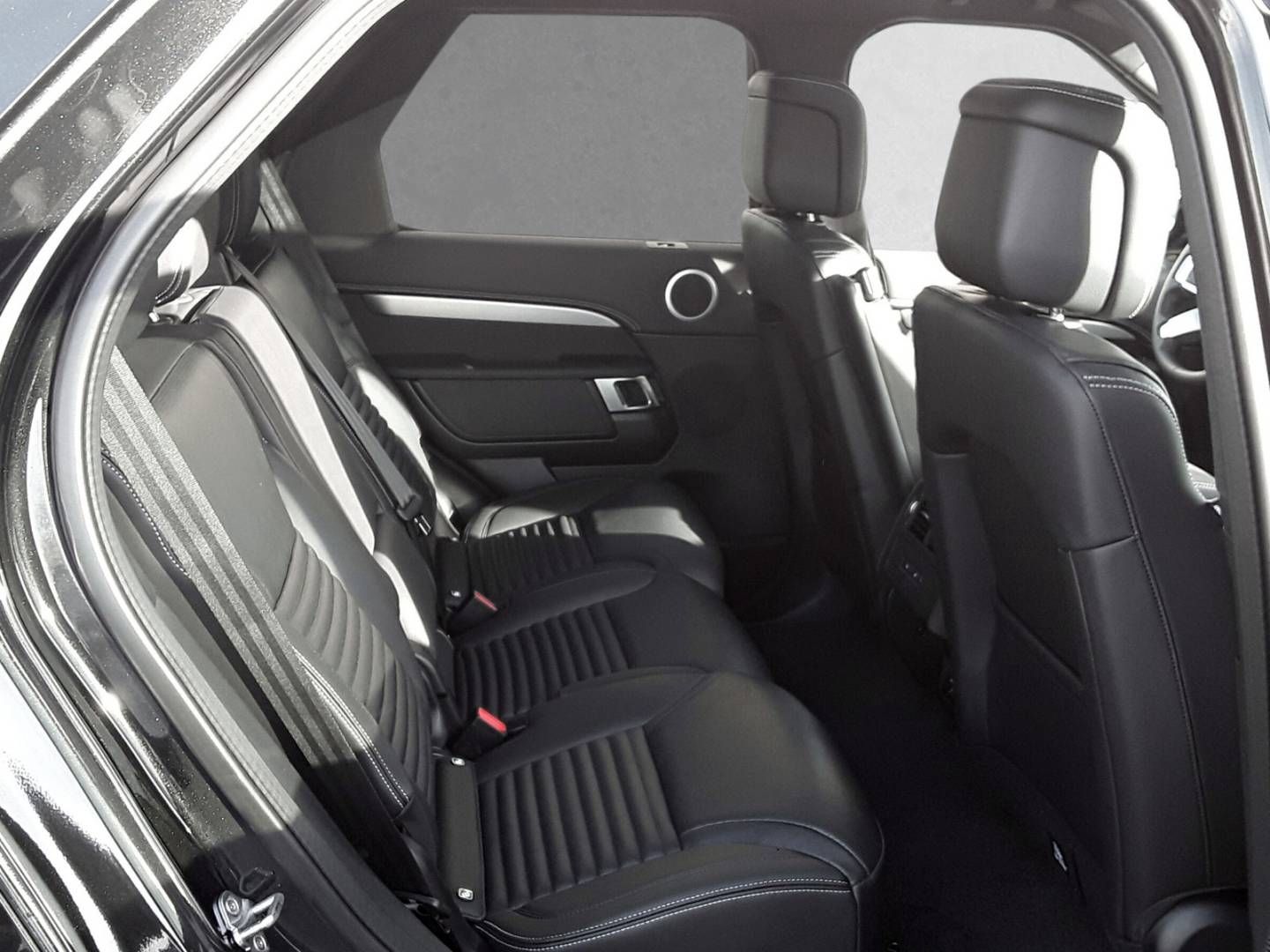 Fahrzeugabbildung Land Rover Discovery D250 Dynamic SE