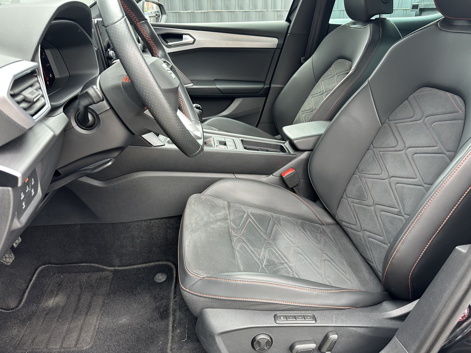 Fahrzeugabbildung SEAT Leon 2.0 TDI FR LED+ACC+SHZ+VCOCKPIT+CARPLAY+PP