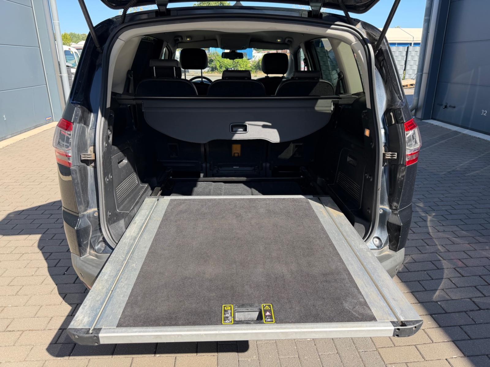 Ford Galaxy 2012 — photo 17