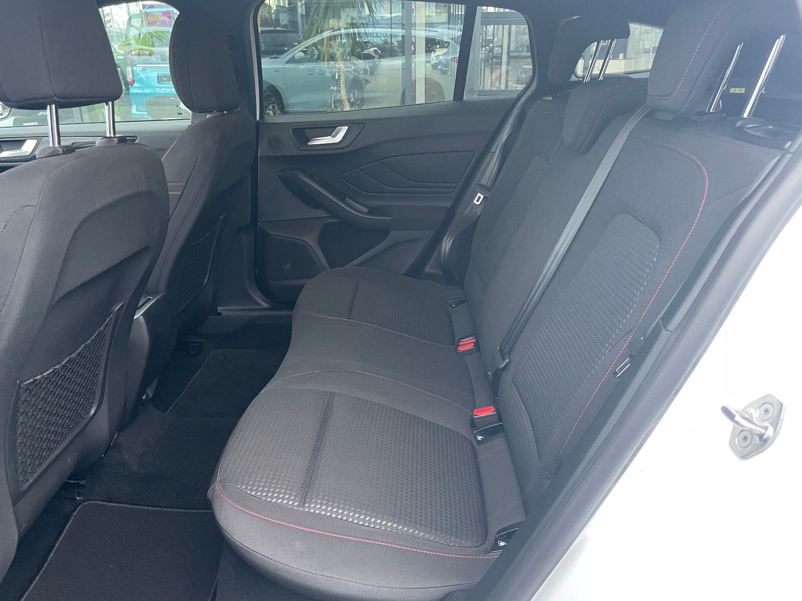 Fahrzeugabbildung Ford Focus ST-Line Hybrid Verkehrszeichenerk., Navi