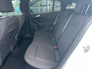 Fahrzeugabbildung Ford Focus ST-Line Hybrid Verkehrszeichenerk., Navi